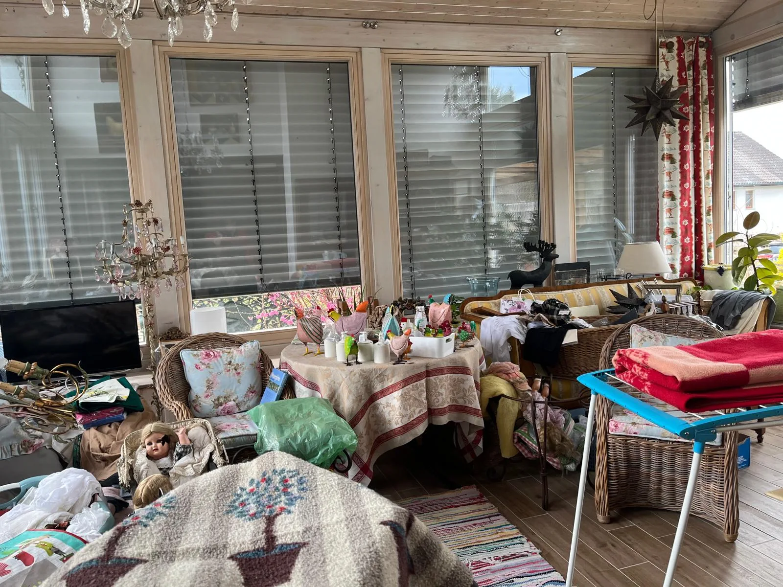 Wintergarten vor dem Aufräumen: Möbel und Gegenstände ungeordnet, Blick auf einen vollen Raum