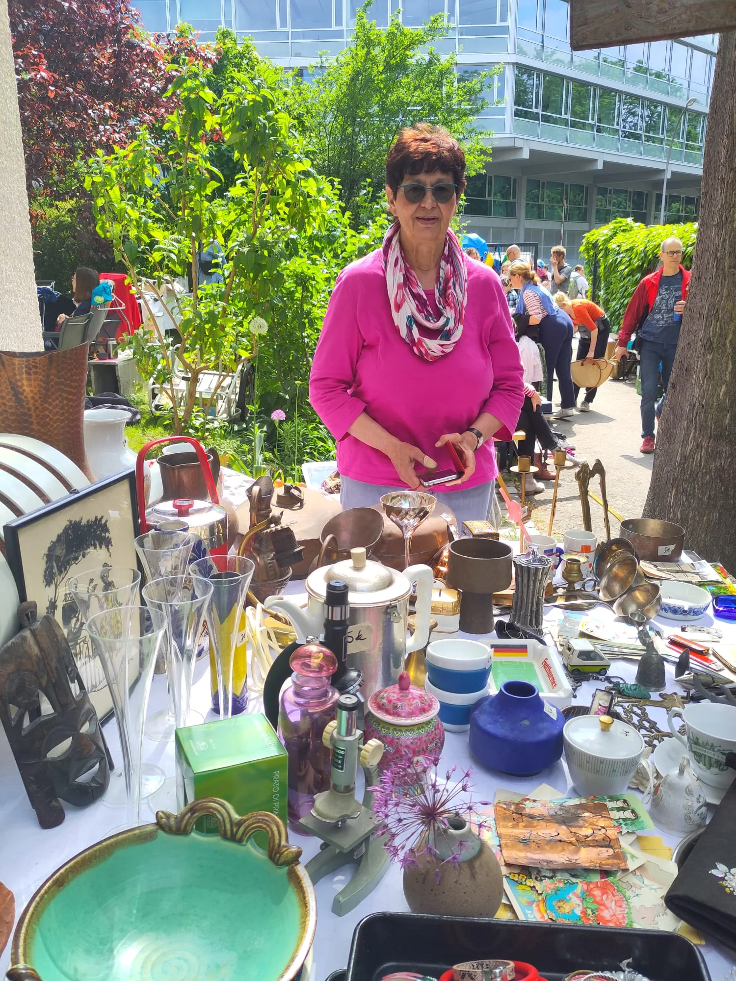 Stimmungsbild: Besucher stöbern auf dem Flohmarkt im Garten der Villa