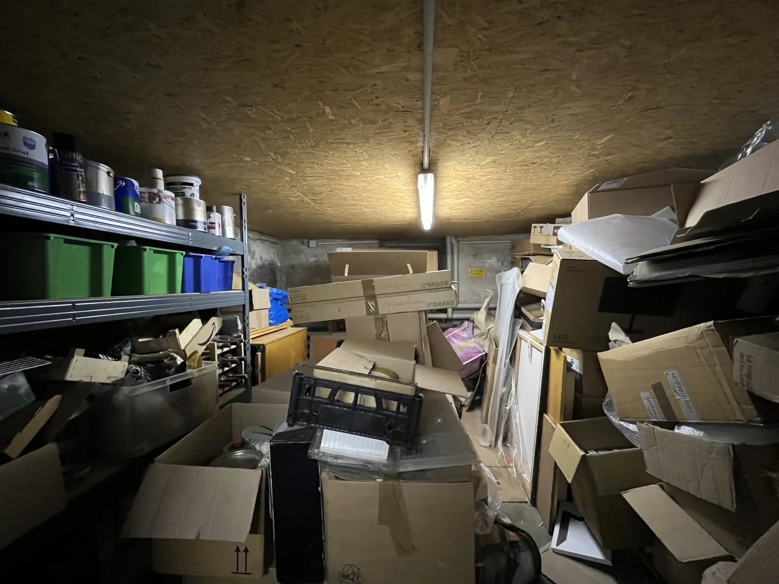 Keller vor dem Aufräumen: Kartons und Werkzeuge ungeordnet