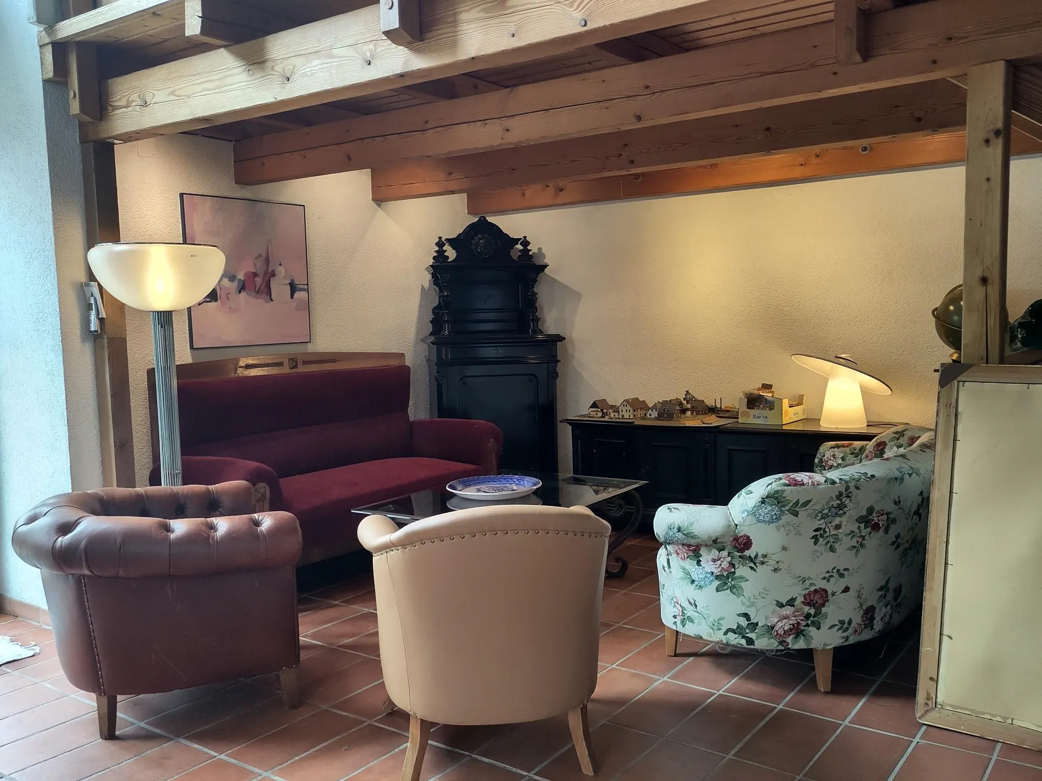 Wohnzimmer nach dem Aufräumen: aufgeräumt, hell und ordentlich