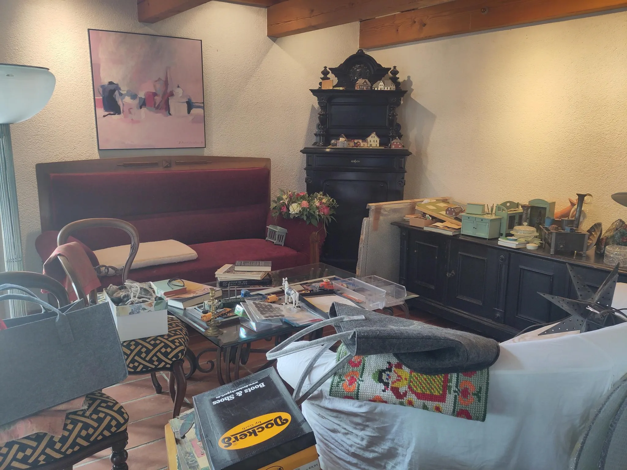 Wohnzimmer vor dem Aufräumen: Möbel und Gegenstände ungeordnet