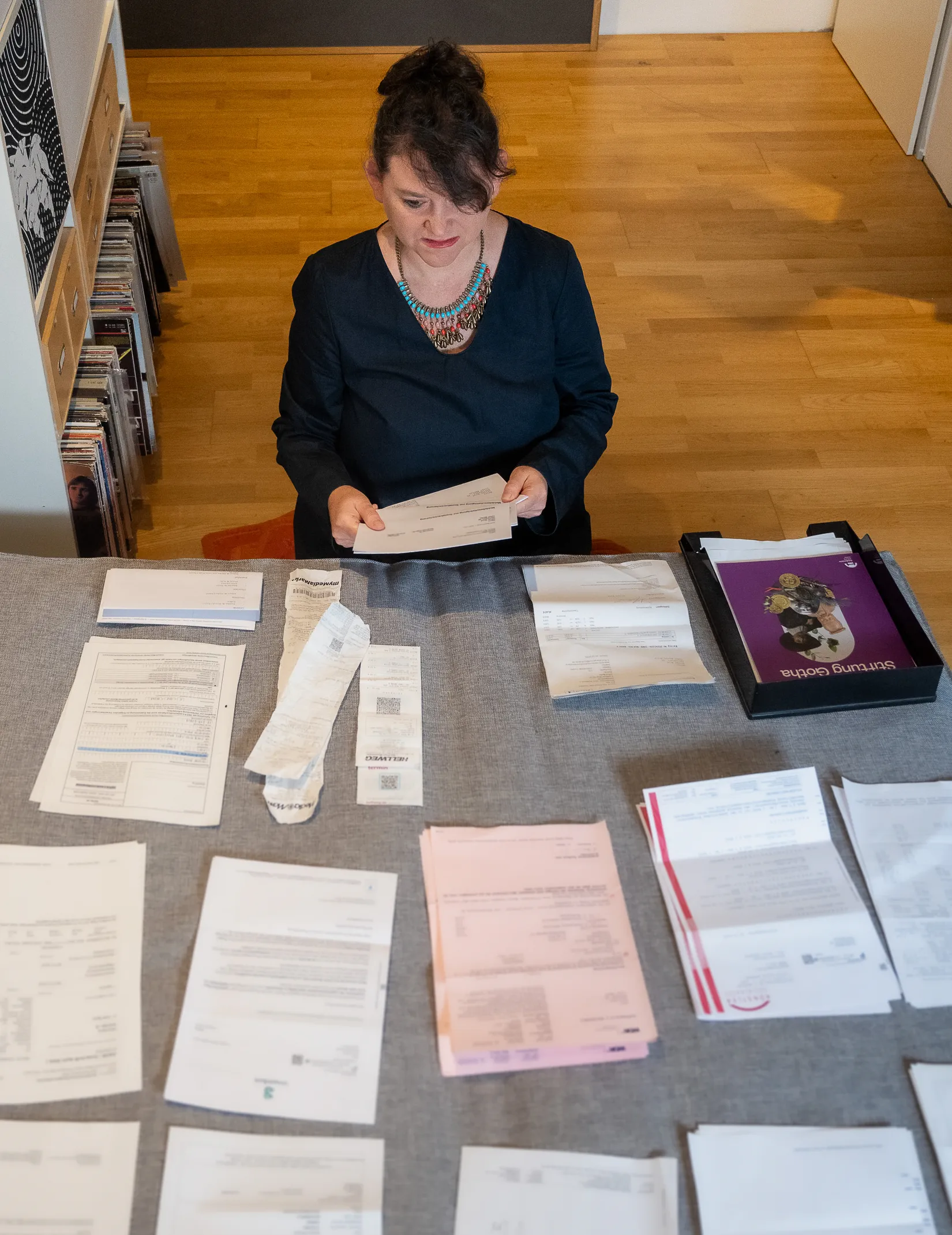 Claudia Knobloch, Ordnungscoach, sortiert Dokumente